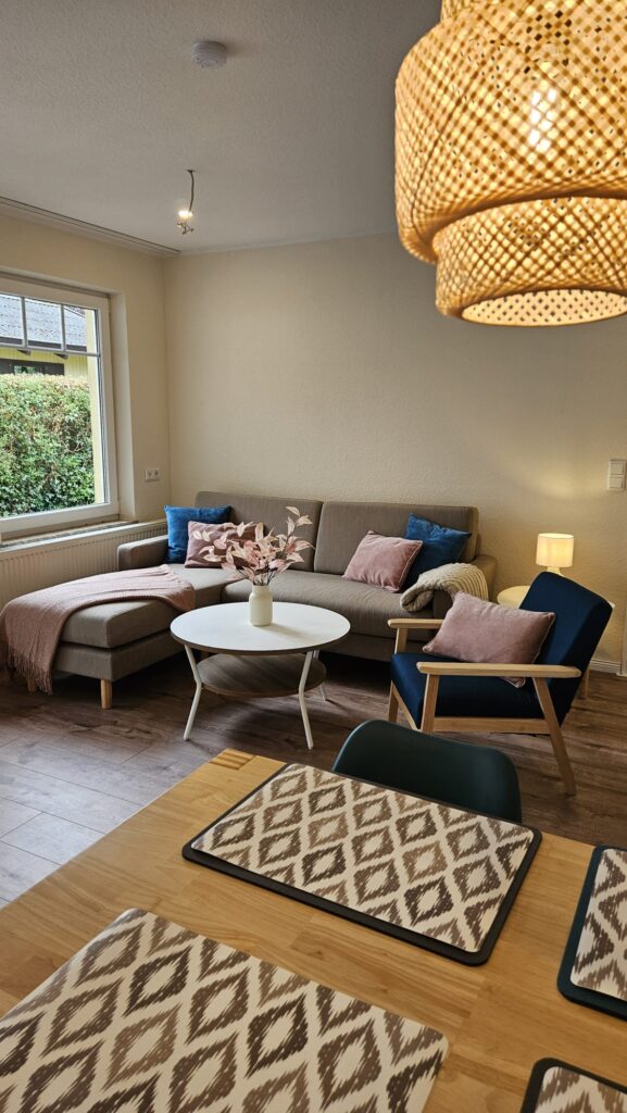 Sofa und Sessel im Wohnzimmer